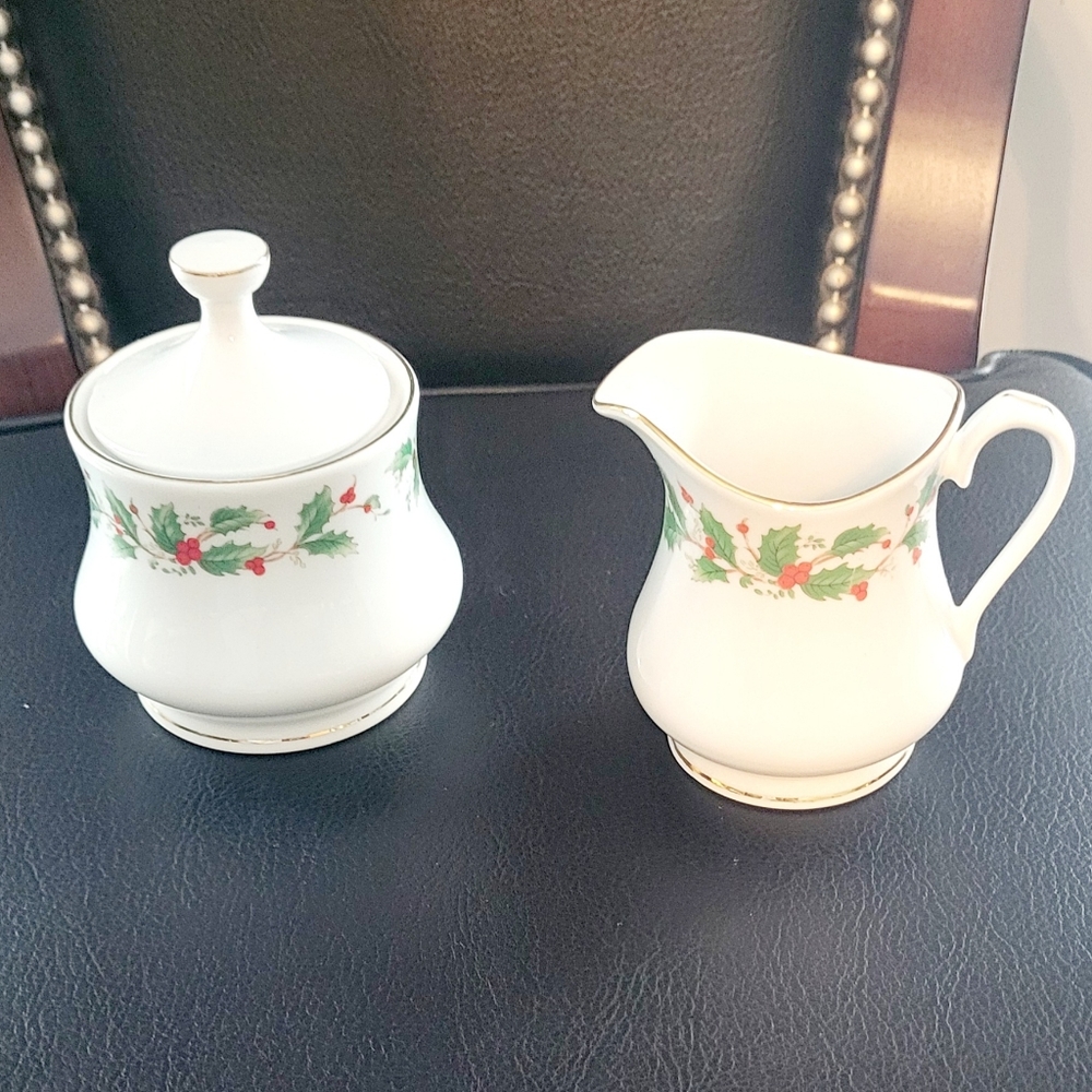 China Pearl NOEL Fine China Liling Cream & Sugar Bowl Serving Set Holly & Berry